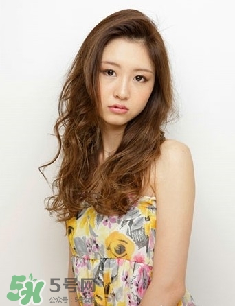 棕色头发图片女生_棕色中长发卷发发型图片